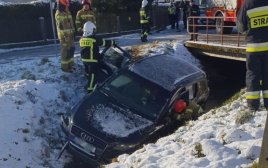 Warzyce. Kierujący audi wjechał do rowu