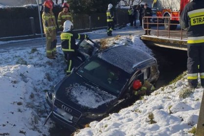 Warzyce. Kierujący audi wjechał do rowu