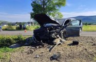 Zjechał z drogi i uderzył w mostek