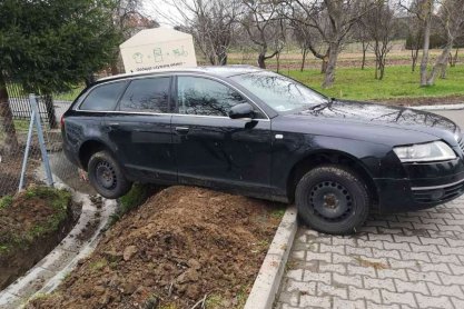 Wjechał w kontener i skrzynkę elektryczną. Znieważył funkcjonariuszy