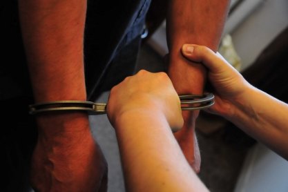 Włamywacz w rękach policjantów. Mężczyzna napadł na dom letniskowy i lokal gastronomiczny