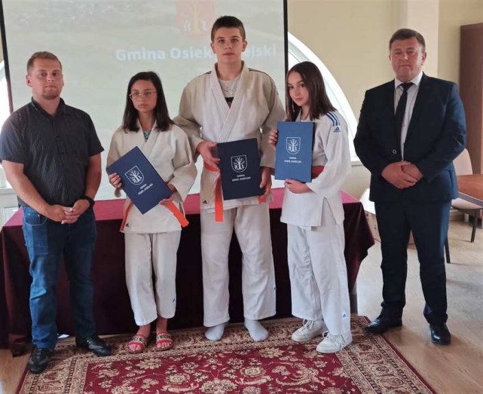 Wójt Osieka Jasielskiego nagrodził sportowców Wójt Osieka Jasielskiego nagrodził sportowców