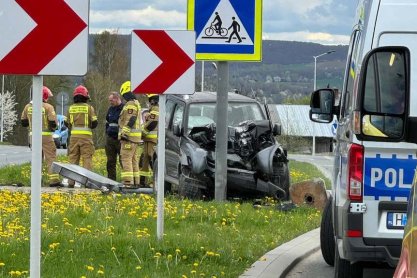 Wypadek na ulicy Podkarpackiej w Rzeszowie. Samochód uderzył w słup