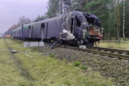 Tragiczny wypadek w Widełce. Samochód dostawczy zderzył się z szynobusem