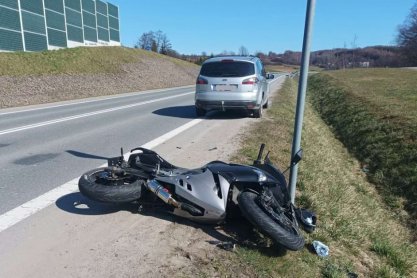 Wypadek w Brzozowie. Motocyklista w szpitalu