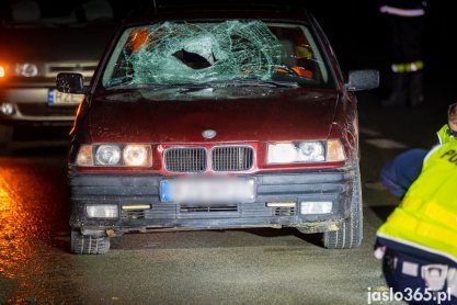 Wypadek w Trzcinicy na DK 28. Potrącony pieszy