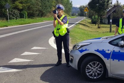 Wyprzedzał na skrzyżowaniu, jechał bez uprawnień i przekroczył prędkość