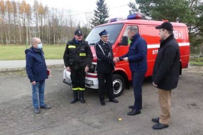 Z Pustej Woli do Łask. Przekazanie samochodu strażackiego