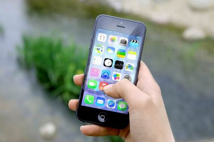 Zabrała telefon pozostawiony w aptece. Nagrała ją kamera