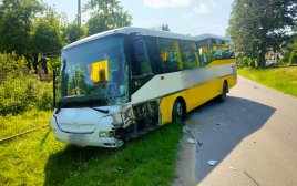 Zderzenie autobusu z samochodem osobowym