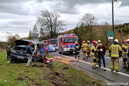 Zderzenie busa z osobówką na DK19