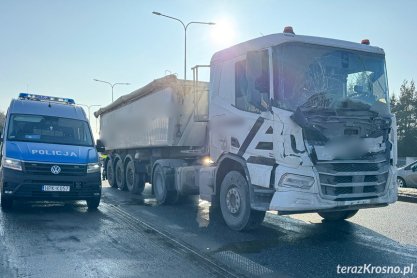 Zderzenie dwóch samochodów ciężarowych w Krośnie