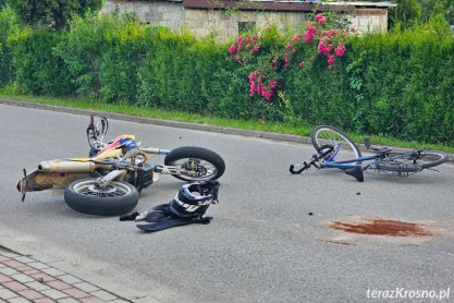 Zderzenie rowerzysty z motocyklistą w Pustynach