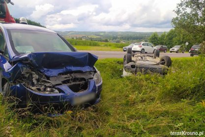 Zderzenie samochód w Iskrzyni. Dacia wylądowała na dachu