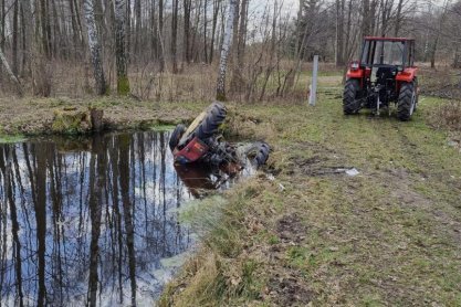 Zginął 56-latek przygnieciony przez traktor