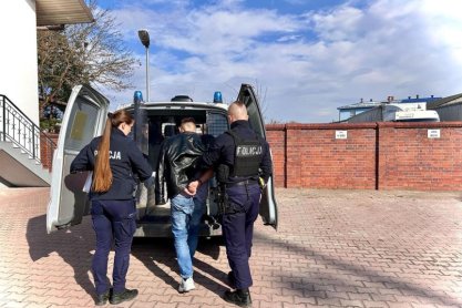 Zgłosił, że chyba zabił żonę. Policjantów zaatakował maczetą