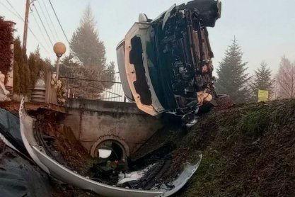 Zjechała do rowu i uderzyła w betonowy przepust