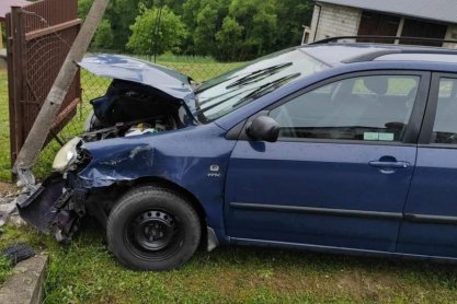 Zjechała z drogi i uderzyła w słup