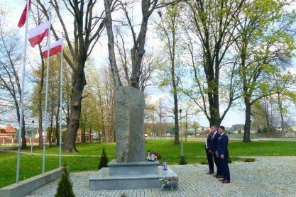 Złożono kwiaty i zapalono znicz w Skołyszynie