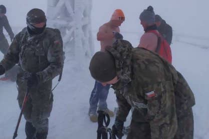 Żołnierze pomogli górskim morsom zejść z Tarnicy