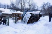 Autobus wypadł z drogi i przewrócił się na bok