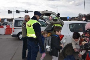 Policjanci dbają o bezpieczeństwo osób, które uciekają do Polski przed wojną