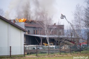 Pożar hali w miejscowości Roztoki