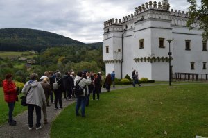 Seniorzy na wycieczce w Krynicy Górskiej