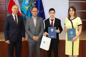 Wójt gminy Dębowiec nagrodził najlepszych uczniów